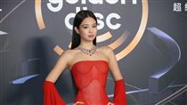 Jennie金唱片笑了　對鏡害羞揮手表情曝光