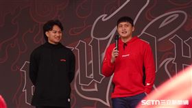 味全龍隊友劉基鴻，驚喜現身送禮徐若熙。（圖／記者張沛嘉攝影）