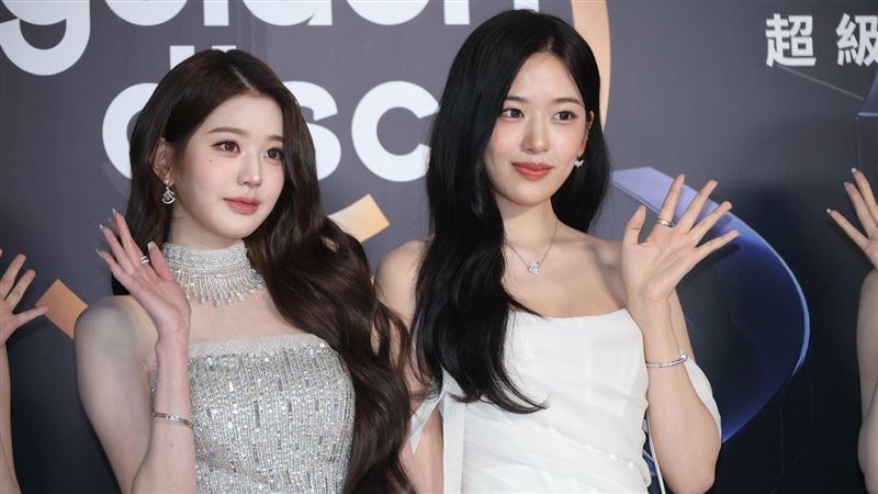 張員瑛紅毯自帶濾鏡　IVE銀白禮服美暈