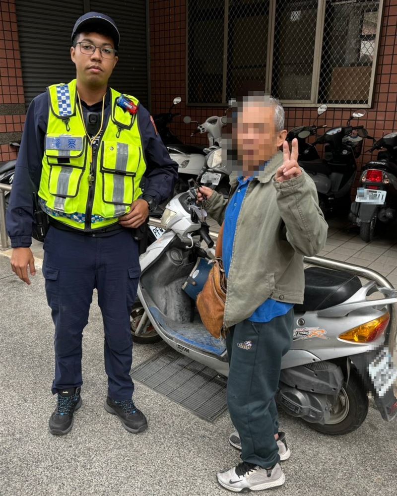 頭家派出所員警劉皇均、黃賀瑜協助老翁平安返家。（圖／翻攝畫面）