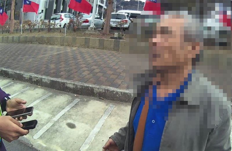 鄧姓阿伯日前騎車上路不慎自摔倒臥路邊。（圖／翻攝畫面）