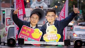 黃偉哲高雄輔選首戰陪賴瑞隆車掃50分鐘。 