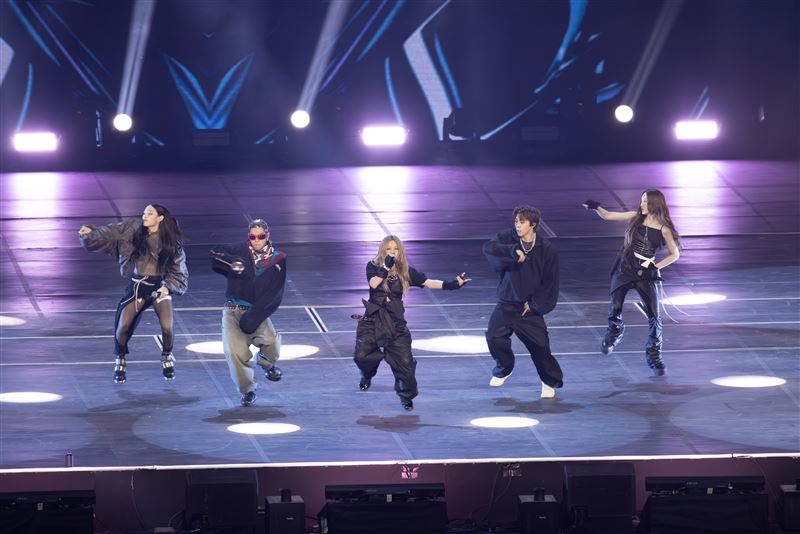 ALLDAY PROJECT登場。(圖/讀者提供)