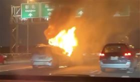 國3,北上,霧峰段,連環撞,火燒車（圖／翻攝畫面）