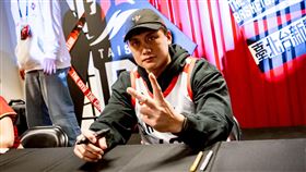 味全龍三壘手劉基鴻受邀擔任台新戰神主題日嘉賓。（圖／台新戰神提供） 