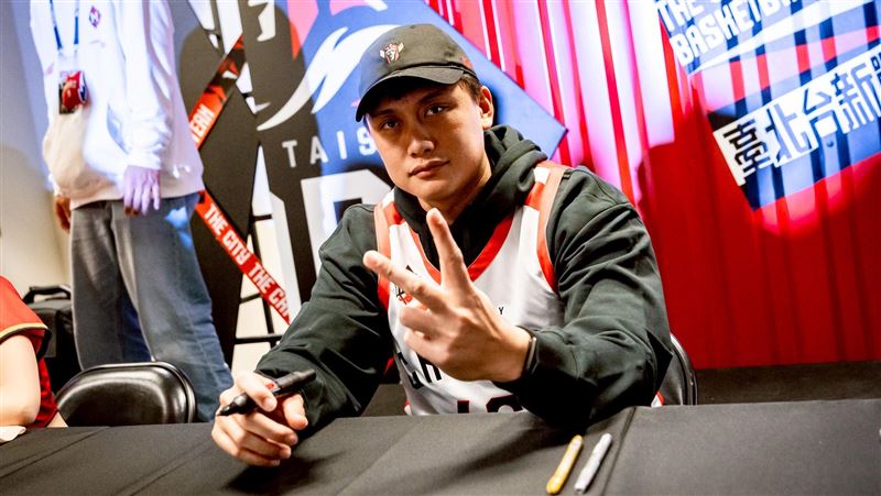 劉基鴻趕場當戰神嘉賓　罰球線飆三球超準