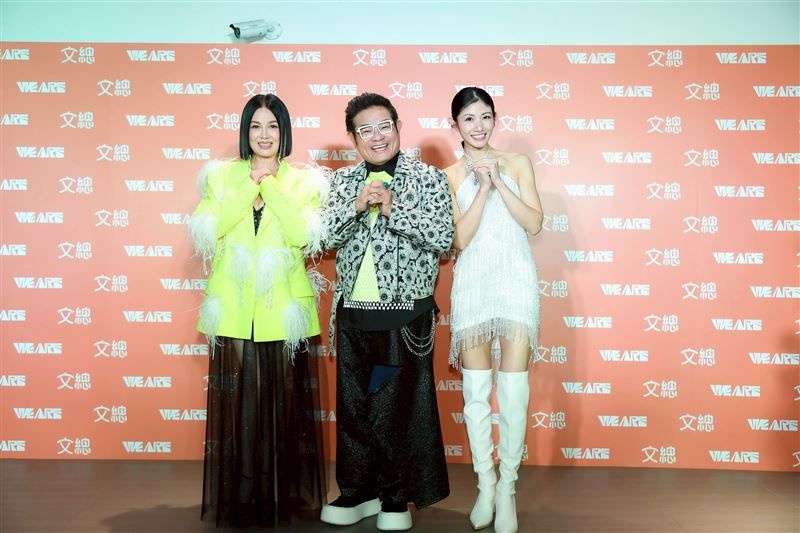 苗可麗（左起）、許效舜跟李千娜出席除夕節目表演。（圖／文化總會提供）
