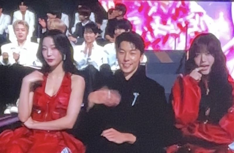 擔任頒獎人的許光漢合體LE SSERAFIM。（圖／讀者提供）