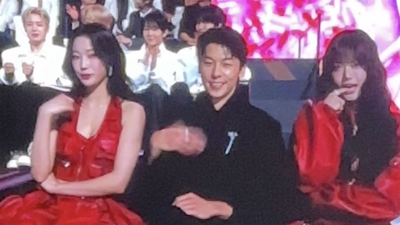 許光漢合體LE SSERAFIM　咬手指3萬粉尖叫