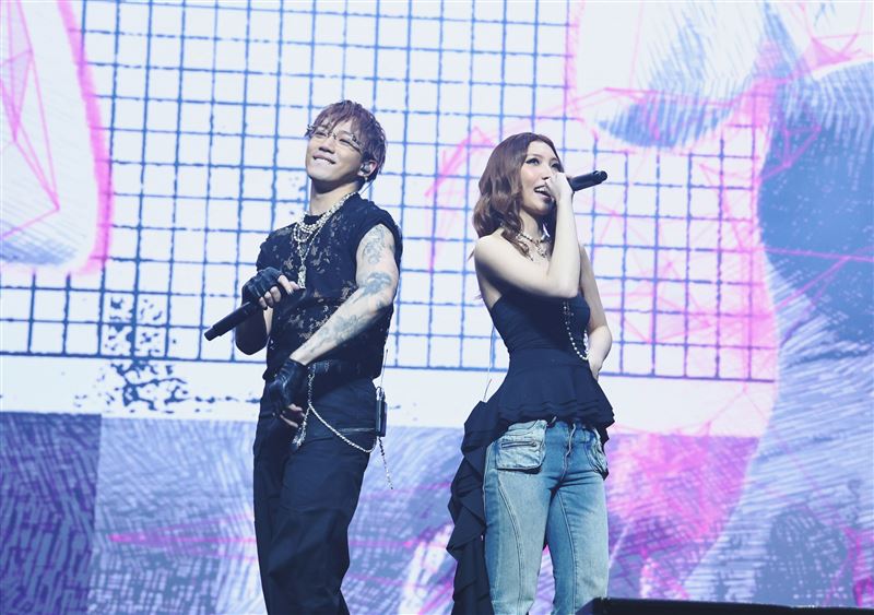 &Oslash;ZI邀請Karencici擔任嘉賓。（圖／奧曼音樂有限公司）