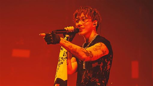 ØZI悲痛外婆逝世！台上唱到一半短暫斷片