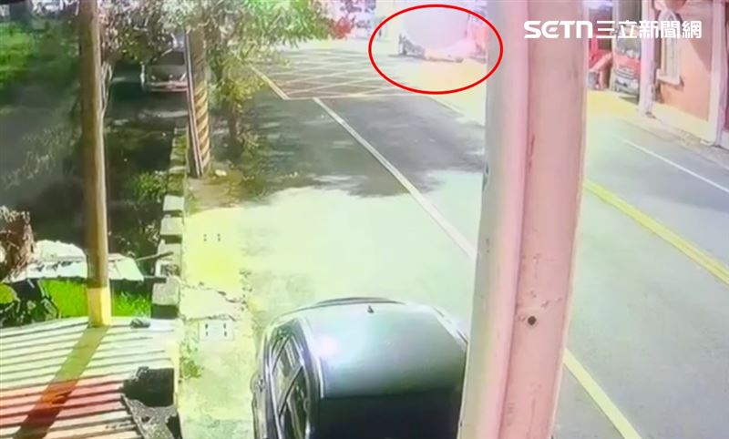 一輛轎車十萬火急停在甲圍消防分隊前，車上下來一名女子腹痛借廁所。（圖／翻攝畫面）