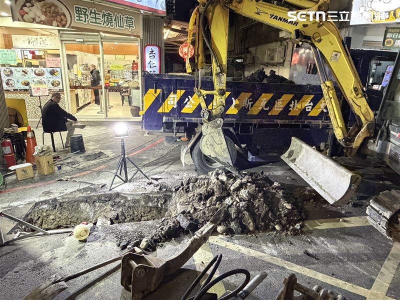 相關單位持續進行開挖抓漏。（圖／翻攝畫面）