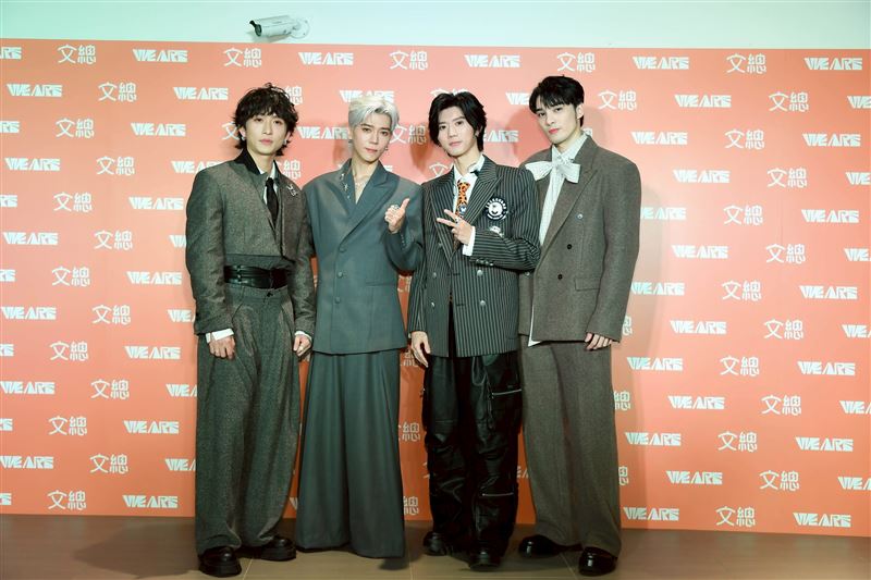 邱鋒澤（左起）、Bii 畢書盡、黃偉晉、Ray 黃霆睿表演完受訪。（圖／文化總會提供）