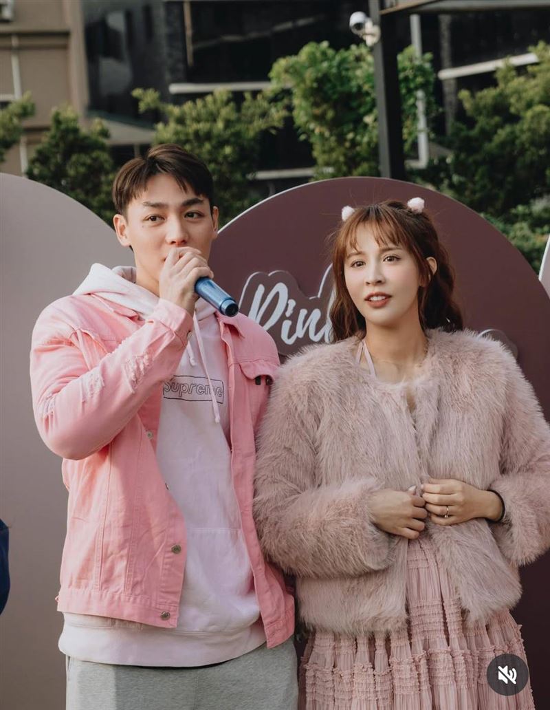 啾啾（右）閃嫁陳晨威且懷孕。（圖／翻攝自啾啾IG）