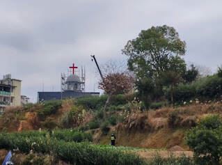 中國溫州雅陽教堂傳出因不掛五星旗遭強拆。（擷取自對華援助協會網站）