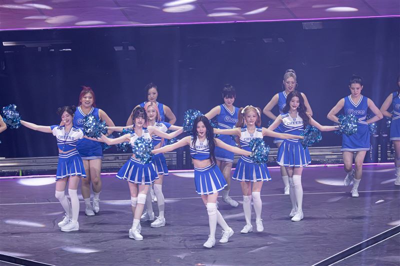 IVE與22位韓國舞者合力演出。（圖／讀者提供）