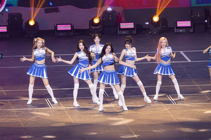 IVE換上啦啦隊服，熱力演出。（圖／讀者提供）