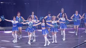 IVE換上啦啦隊服，熱力演出。（圖／讀者提供）