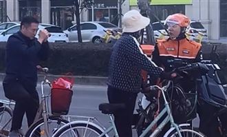 阿伯騎車亂吐痰　精準射入「外送員嘴裡」