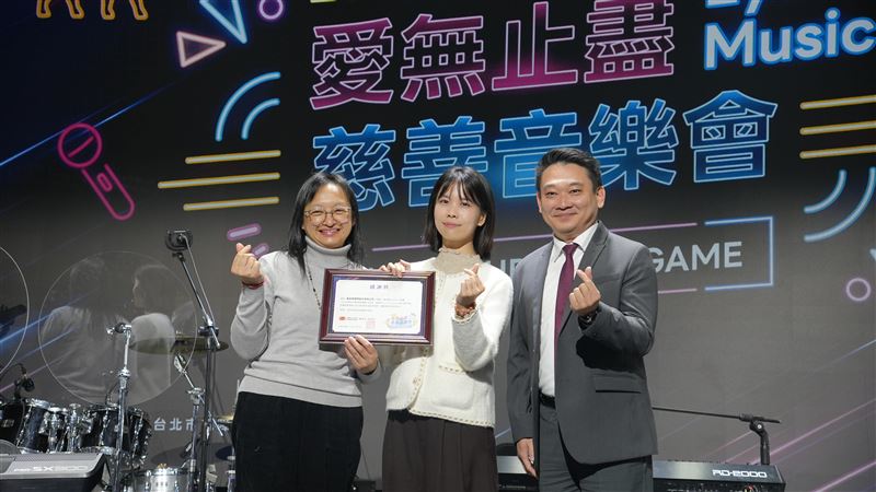 麗富康國際親自出席活動感謝致贈儀式，也實際參與這場用音樂串連公益的溫暖時刻