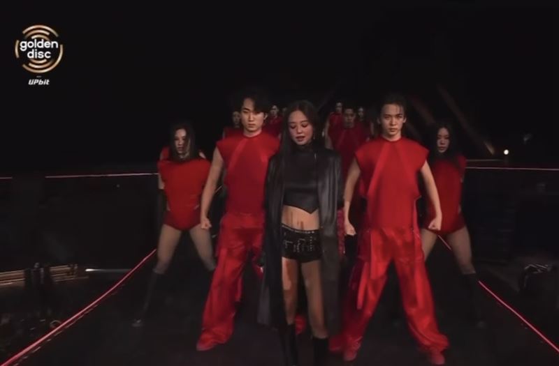 Jennie在金唱片中壓軸演出。（圖／翻攝自Disney+）