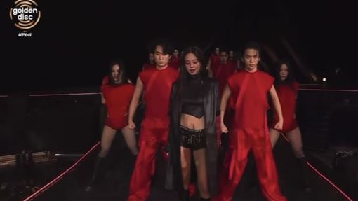 Jennie壓軸炸場　新改編歌全場3萬人嗨翻