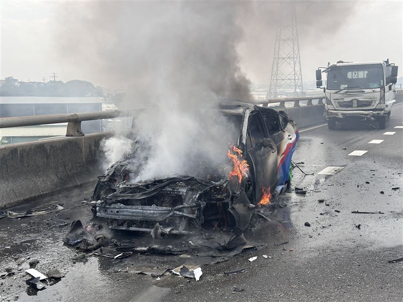 車主雖及時逃生，但看著愛車陷入火海一定很揪心。（圖／翻攝畫面）