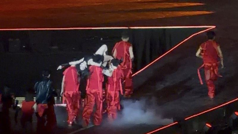 Jennie唱一半被抬走 3.3萬粉反應曝光