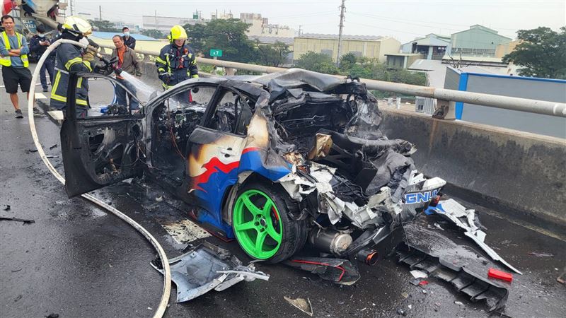 車主用心打造的WRX被撞爛，還被燒成廢鐵。（圖／翻攝畫面）