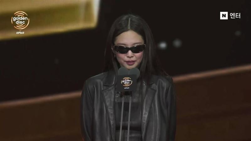 Jennie榮獲年度藝人大賞。（圖／翻攝自Disney+）