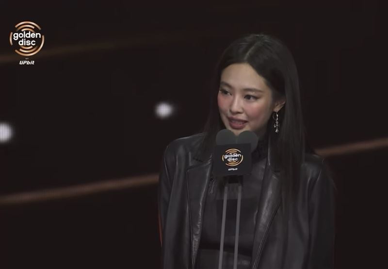 Jennie獲得年度藝人大獎。（圖／翻攝自Disney+）