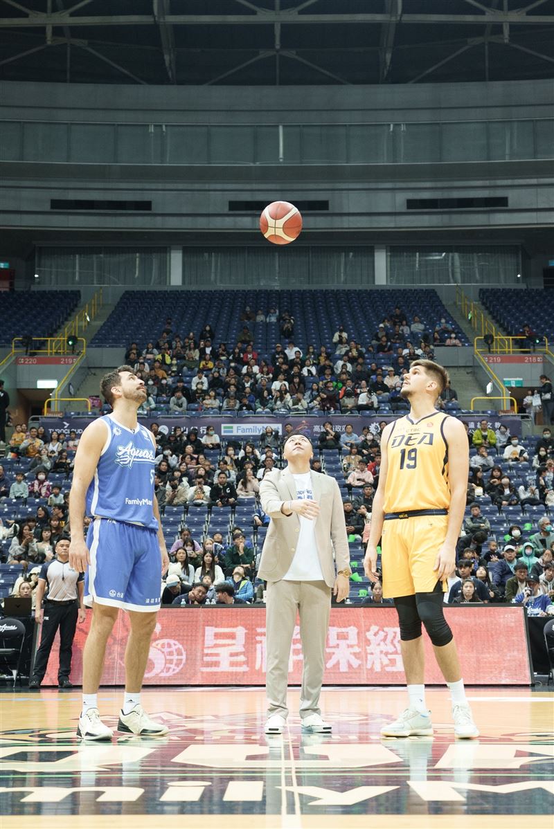 董事長黃奕綱為賽事開球。(圖/翻攝畫面)