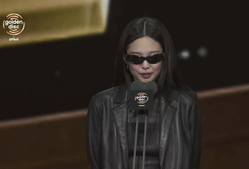 Jennie獲得年度藝人大獎。（圖／翻攝自Disney+）