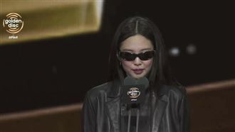 Jennie剛下台就奪大獎　她喊：妝都花了