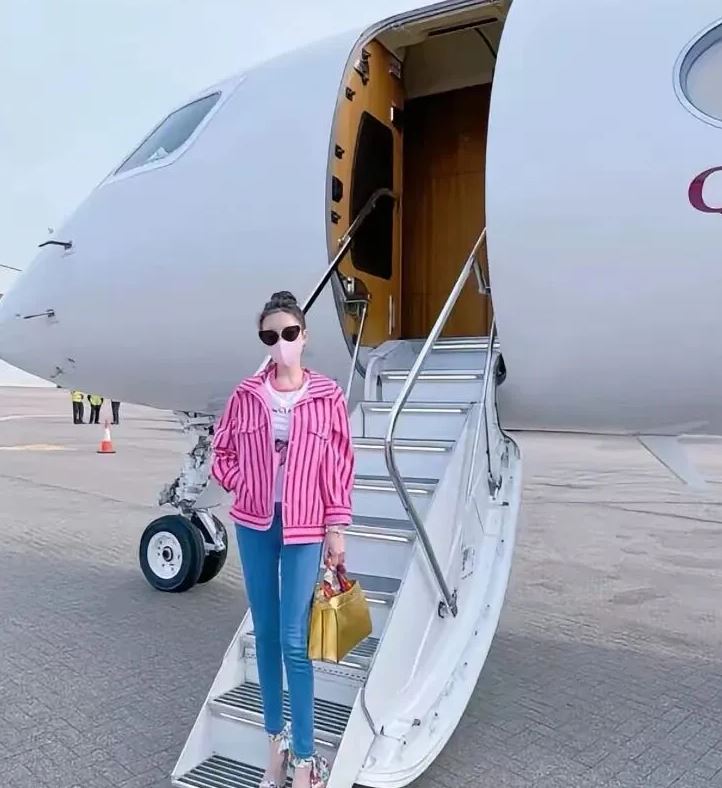 Eva宣稱交通工具是6架飛機和1艘破億元遊艇，限量愛馬仕包多到可以開博物館。（圖／翻攝自微博）