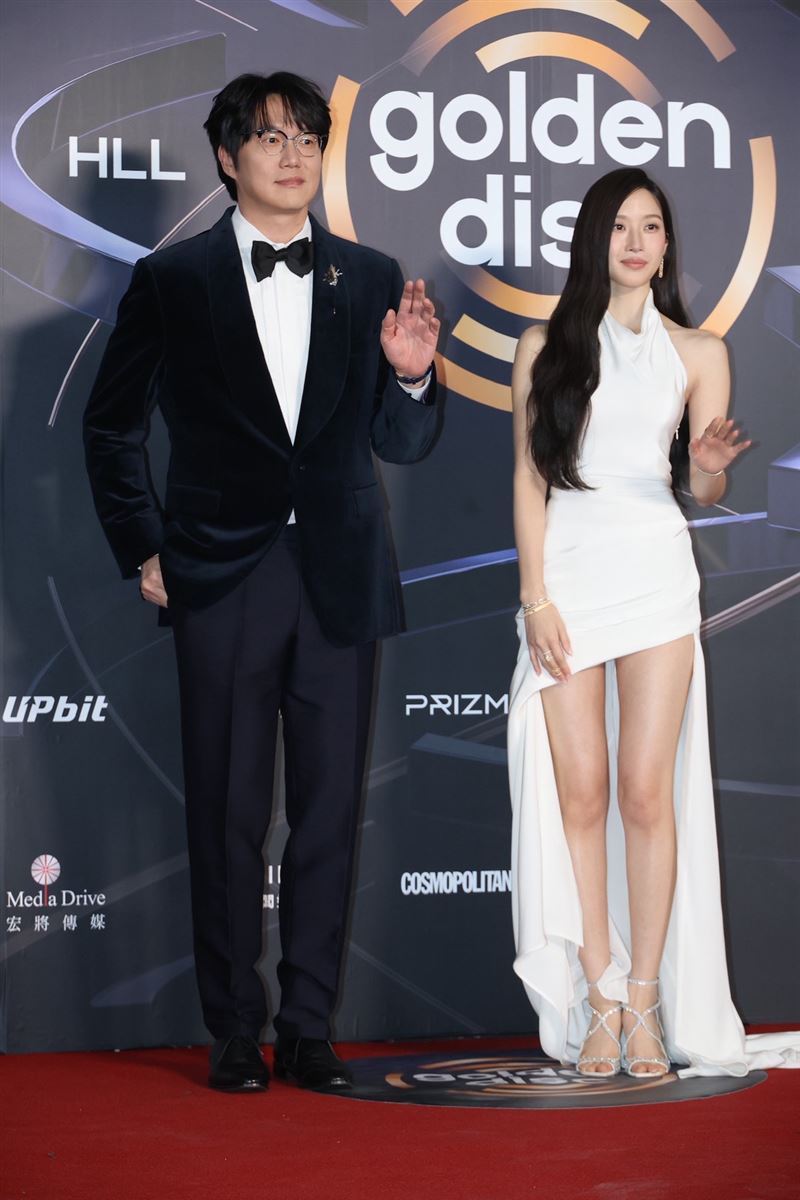 擔任金唱片MC的成始璄、文佳煐。（圖／記者鄭孟晃攝影）