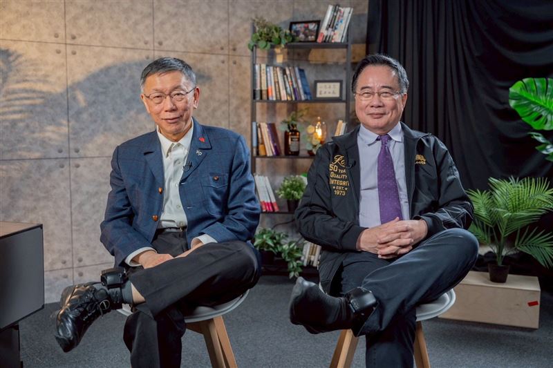 蔡正元合體柯文哲合照,兩人一起擺拍,秀出「電子腳鐐」。(圖/翻攝自蔡正元臉書)