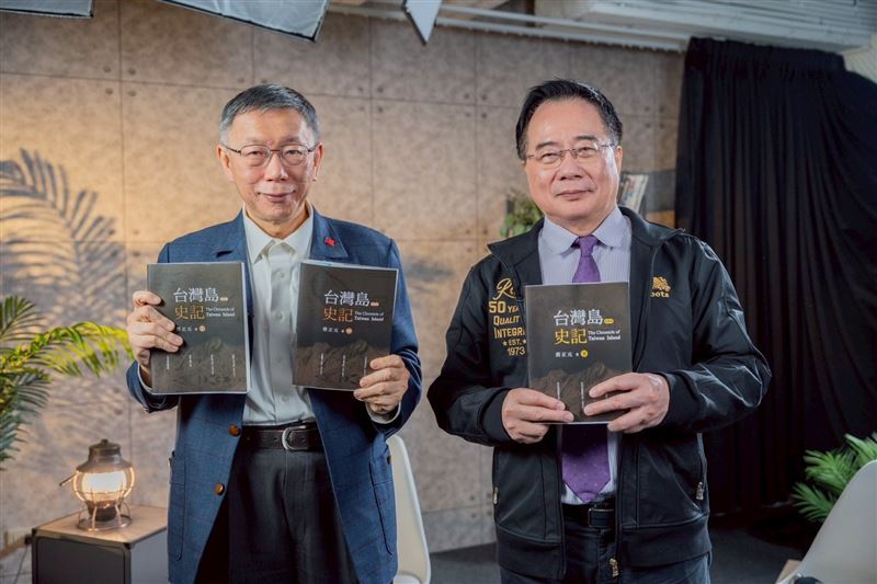 蔡正元說，10日下午柯文哲邀他參加「土城十講」第九講錄影，兩個人都帶著電子腳鐐談《台灣島史記》。（圖／翻攝自蔡正元臉書）