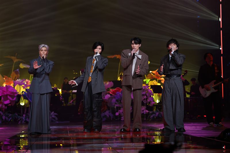 Bii畢書盡(左起)、Ray黃霆睿、Wayne黃偉晉、邱鋒澤台上表演。（圖／記者蔡維歆攝影）