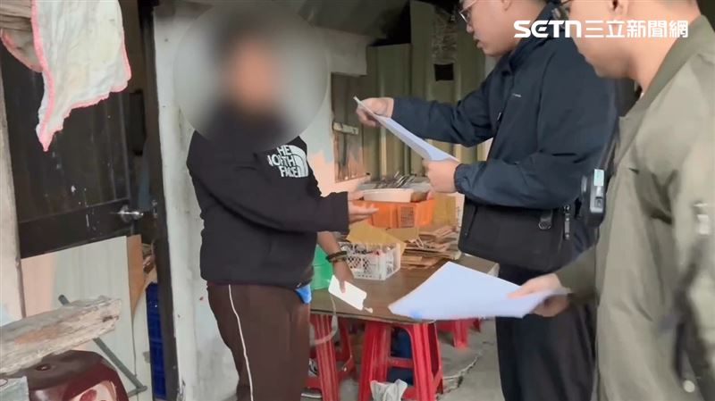 檢警持拘票前往盧男住處逮人，盧男被依恐嚇公眾罪移送。（圖／翻攝畫面）