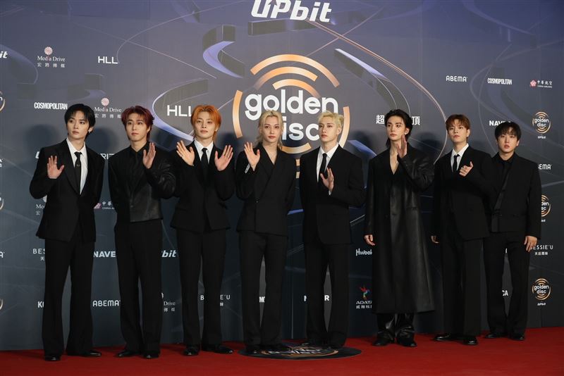 超級男團Stray Kids，左四為「低音砲」成員Felix李龍馥　當今LV全球品牌大使。（圖／記者鄭孟晃攝影）