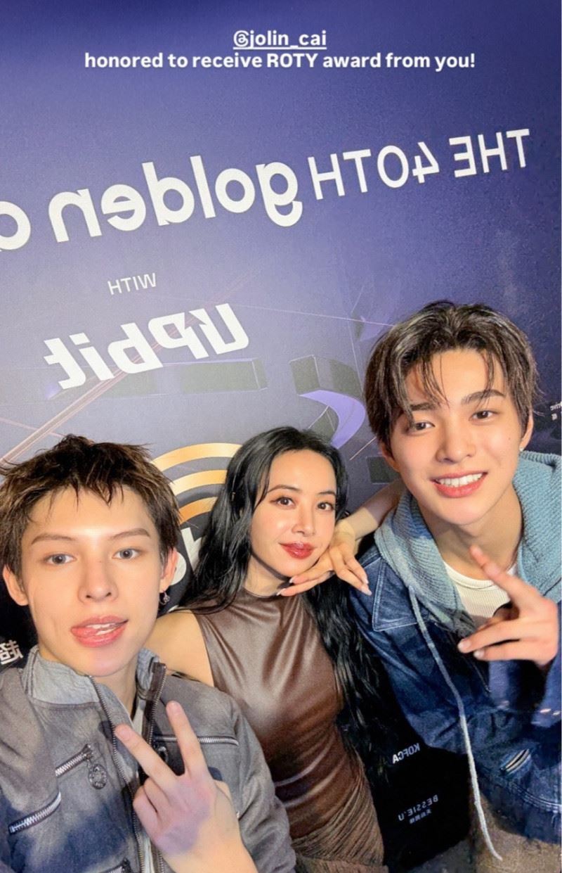 CORTIS成員趙雨凡（左）、安乾鎬（右）與天后蔡依林（中）驚喜合照。（圖／翻攝自IG @cortis）