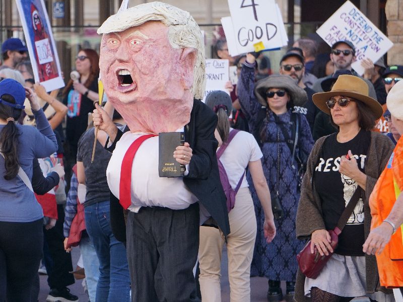 洛杉磯群眾響應美國多地抗議移民暨海關執法局（ICE）執法行徑，發起「ICE永遠滾蛋」（ICE Out For Good）示威，有人扮演美國總統川普，抗議川普政府的移民執法政策