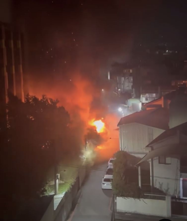 台中太平某工廠陷入火海，火光照亮黑夜。（圖／翻攝自Threads @jianting___）