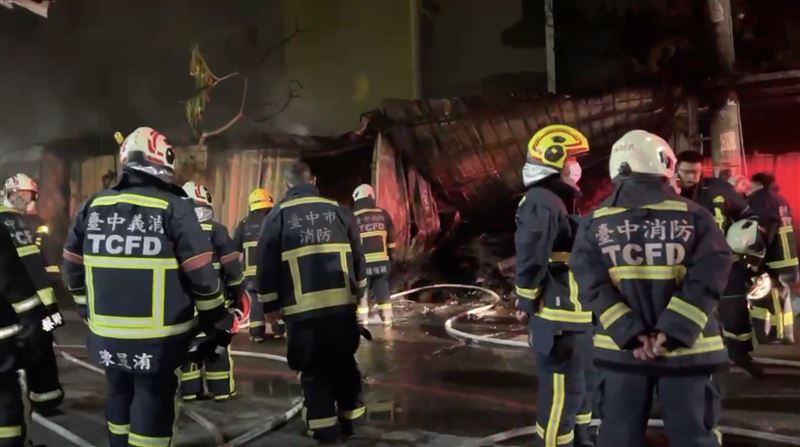 工廠付之一炬，停放在附近的機車被波及燒毀。（圖／翻攝畫面）