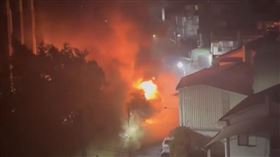 台中,太平,暗夜火警,鐵皮工廠,全面燃燒,波及機車（圖／翻攝畫面）