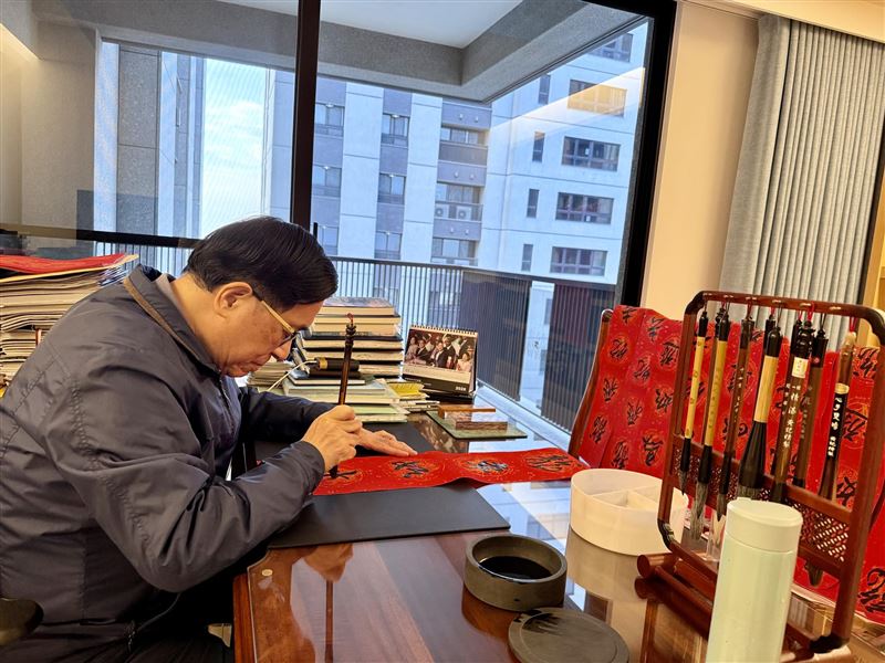 陳水扁發出拿毛筆寫春聯的照片。(圖/翻攝自陳水扁新勇哥物語臉書)