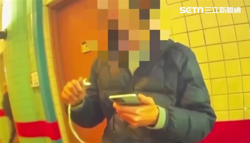 捷運台北車站發生怪男隨機攻擊2名男大生事件。(圖/翻攝畫面)