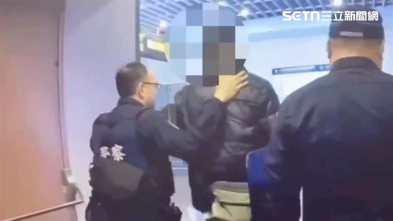 捷運台北車站發生怪男隨機攻擊2名男大生事件。(圖/翻攝畫面)